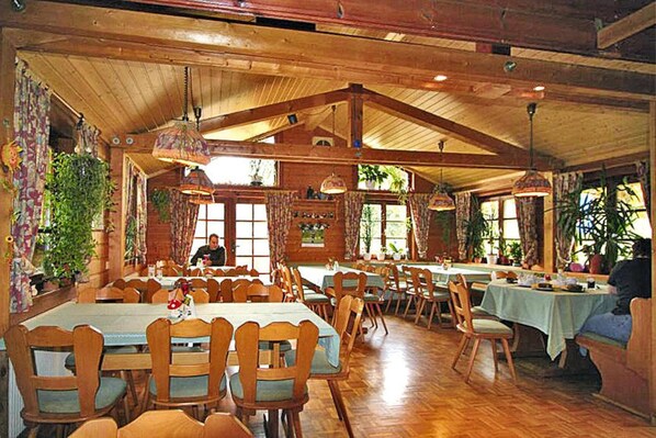 Bungalow tiện nghi đơn giản, 2 phòng ngủ | Phòng khách | Lò sưởi 