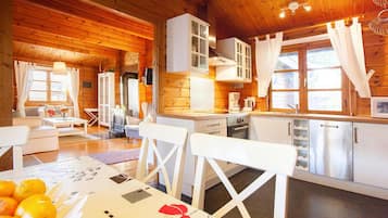 Classic Bungalow, 3 Bedrooms | Private kitchen | Fridge, oven, coffee/tea maker, toaster