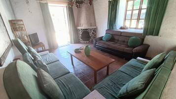 Comfort Bungalow, 3 Bedrooms | Living room | DVD player