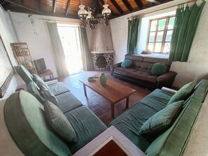 Comfort Bungalow, 3 Bedrooms | Living room | DVD player