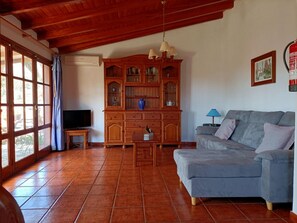 Classic Bungalow, 2 Bedrooms | Living room | DVD player