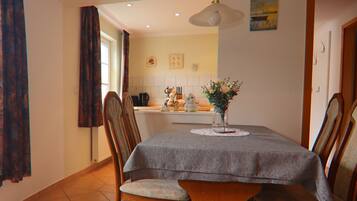 Deluxe House, 2 Bedrooms | Dining