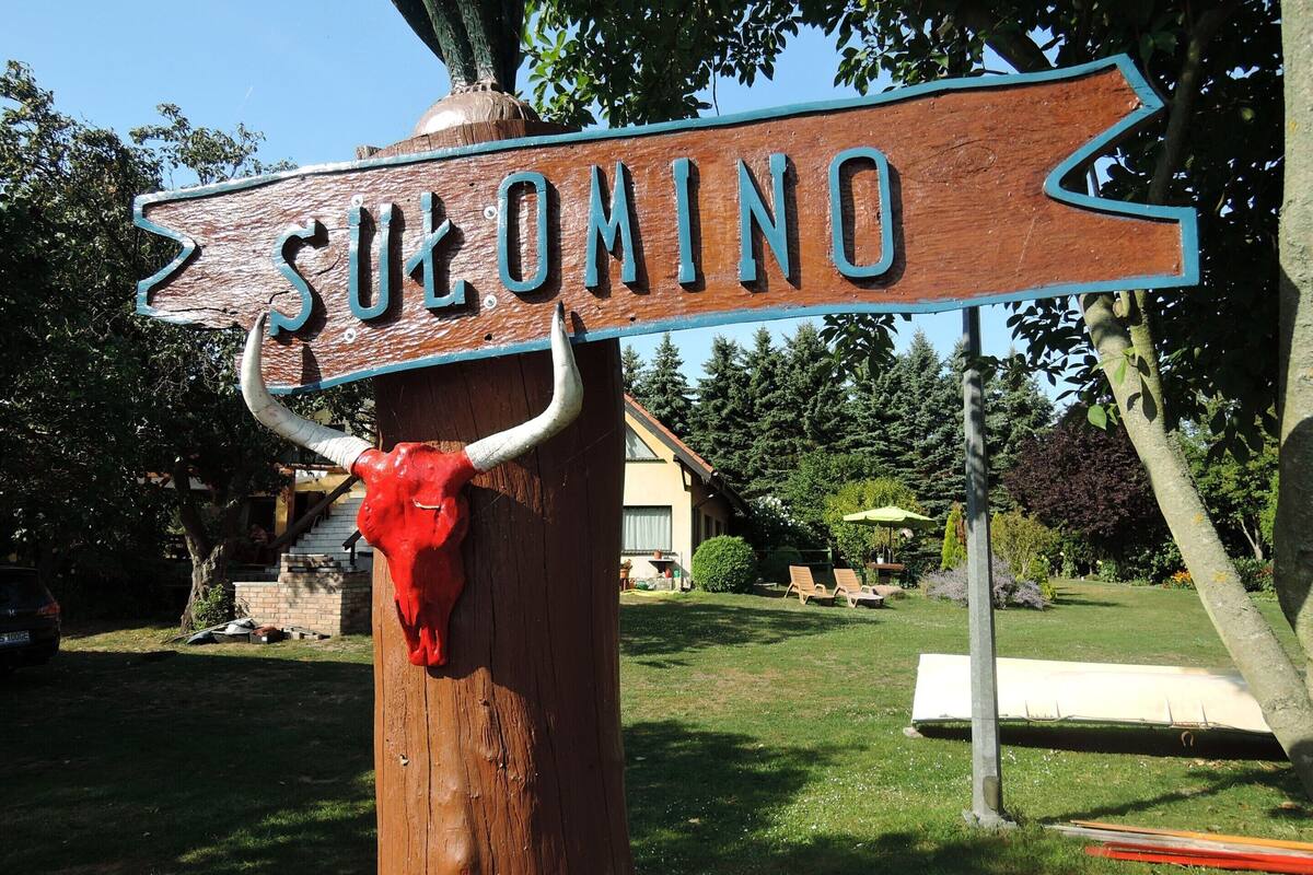 A wooden sign with the word "SUOMINO" and a bull's head.