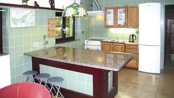 Comfort Apartment, 3 Bedrooms | Private kitchen | Fridge, coffee/tea maker, electric kettle, toaster