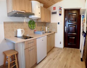 Comfort House, 1 Bedroom | Private kitchen | Fridge, microwave, dishwasher, coffee/tea maker