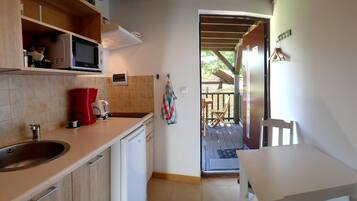 Lemari es, microwave, mesin pencuci piring, dan mesin pembuat kopi/teh