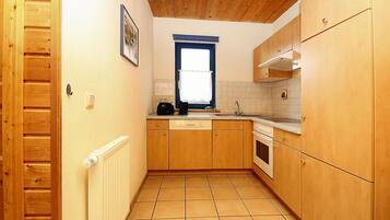 Deluxe House, 3 Bedrooms | Private kitchen | Fridge, oven, dishwasher, coffee/tea maker