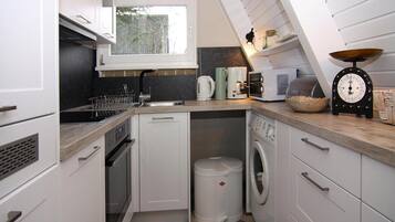 Deluxe House, 2 Bedrooms | Private kitchen | Fridge, microwave, oven, stovetop