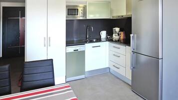 Appartement Classique, 3 chambres | Cuisine privée | Réfrigérateur, micro-ondes, cafetiÚre/bouilloire