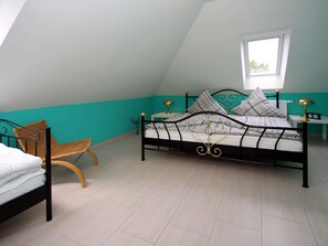 24 quartos, individualmente mobiliados, roupa de cama