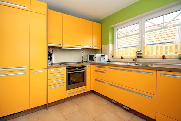 Classic Apartment, 3 Bedrooms | Private kitchen | Fridge, microwave, oven, dishwasher - Apartment House at Kiessee, Westerholt (Nenndorf)