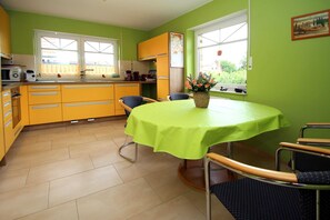 Lemari es, microwave, oven, dan mesin pencuci piring