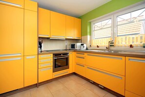 Lemari es, microwave, oven, dan mesin pencuci piring