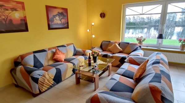 Deluxe Apartment, 3 Bedrooms | Living room