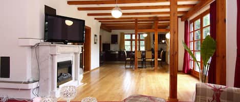 Comfort House, 5 Bedrooms | Living area