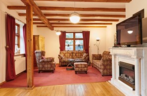 Classic House, 5 Bedrooms | Living room