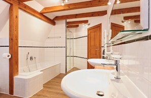 Nhà phong cách cổ điển, 5 phòng ngủ | Phòng tắm | Bồn tắm