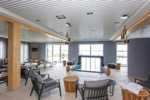 Utendørsbasseng og et oppvarmet basseng