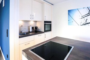 Elite appartement, 2 slaapkamers | Privékeuken | Een koelkast, een oven, een vaatwasser, een koffiezetapparaat/waterkoker