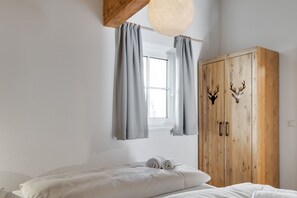 4 bedrooms, bed sheets