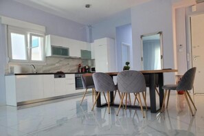 Comfort House, 3 Bedrooms | Private kitchen | Fridge, microwave, oven, stovetop