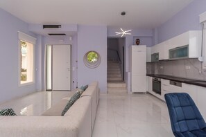 Classic-talo, 4 makuuhuonetta | Yksityinen keittiö | Jääkaappi, mikroaaltouuni, uuni, liesi