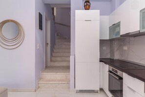 Privékeuken | Een koelkast, een microgolfoven, een oven, een kookplaat