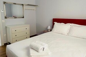 7 habitaciones, muebles diferentes y tabla de planchar con plancha 