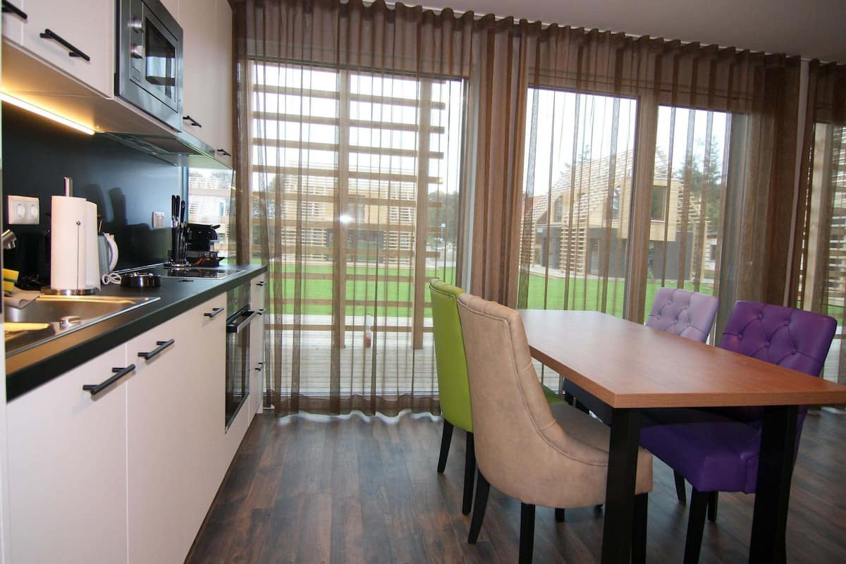 Fridge, microwave, oven, coffee/tea maker