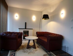 Comfort House, 2 Bedrooms | Living room | Fireplace