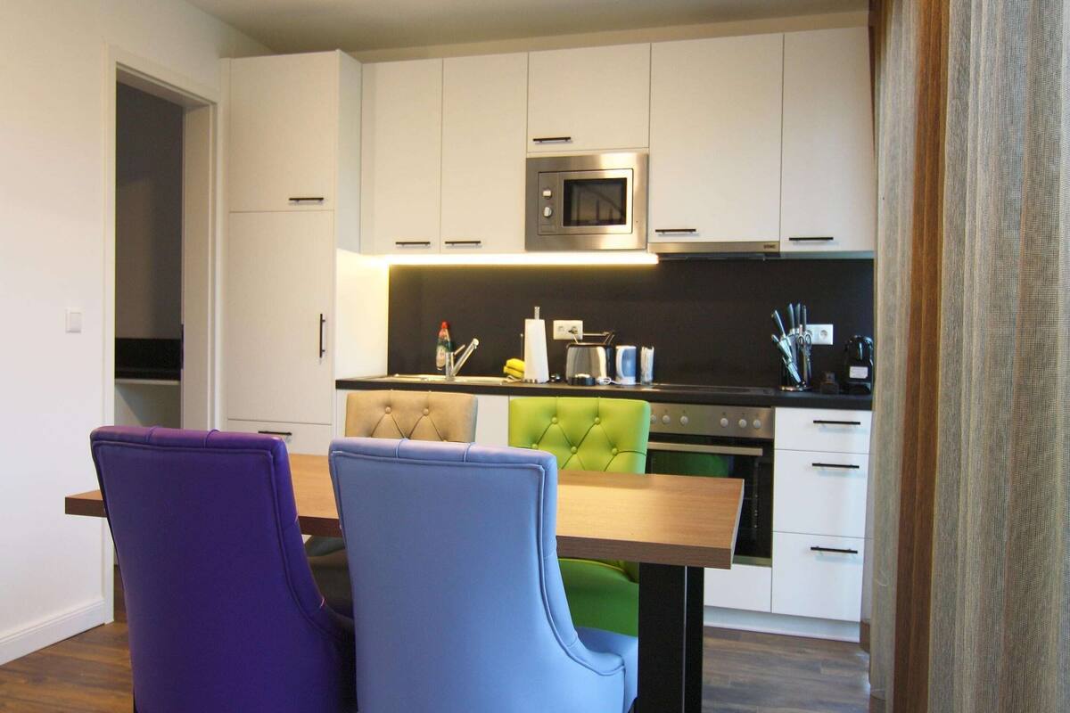 Kühlschrank, Mikrowelle, Ofen, Wasserkocher mit Kaffee-/Teezubehör