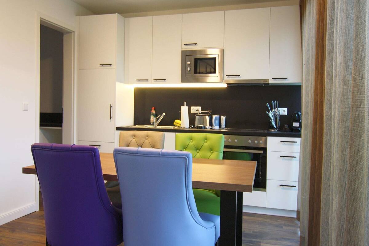 KĂŒhlschrank, Mikrowelle, Ofen, Wasserkocher mit Kaffee-/Teezubehör