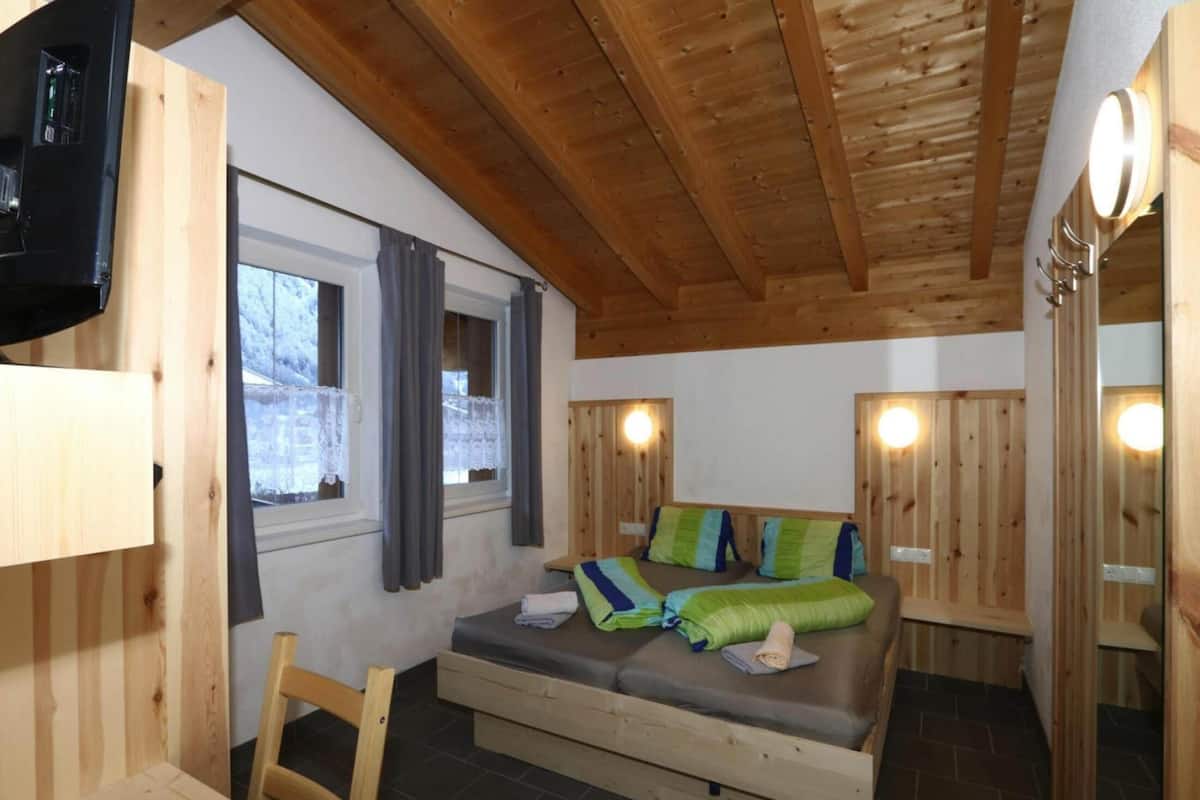 8 bedrooms, bed sheets
