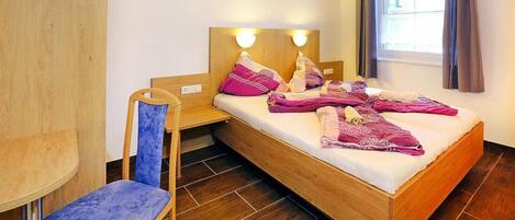 8 bedrooms, bed sheets