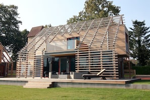 A modern house with a slatted wooden facade, large windows, and a flat roof. - Chalet, Wendorf (Kuhlen-Wendorf)