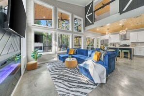 Televisor, llar de foc i oficines 