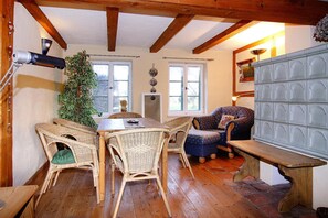 Klassiek huis, 1 slaapkamer | Woonkamer | Een open haard en een dvd-speler