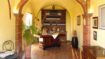 Classic-Apartment, 4 Schlafzimmer | Bar (in der Unterkunft)