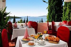 Outdoor dining - Apartments Medena in Seget Donji, Trogir (Seget)
