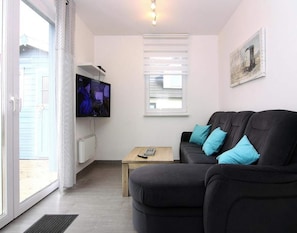 Comfort House, 4 Bedrooms | Living room | Fireplace