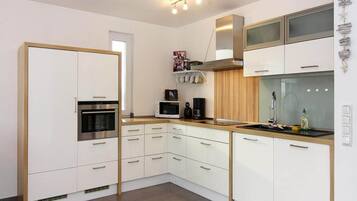 Rumah Comfort, 4 kamar tidur | Dapur pribadi | Lemari es, microwave, oven, dan mesin pencuci piring