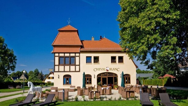A two-story building with a sign reading "CHEVAL BLANC". - Holiday Home Oliver, Wendorf (Kuhlen-Wendorf)