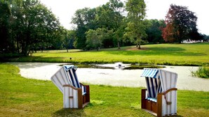 Two beach chairs by a pond in a park. - Holiday Home Oliver, Wendorf (Kuhlen-Wendorf)
