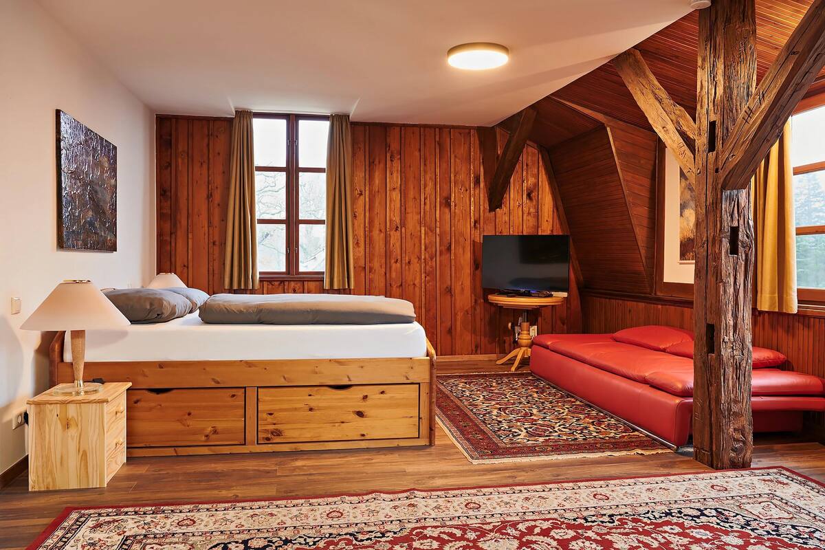 4 camere, con arredamento individuale