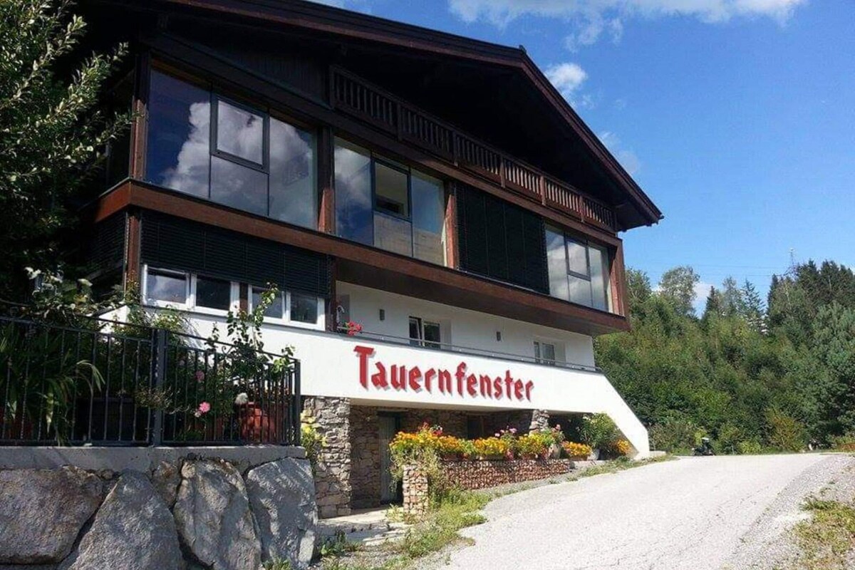 Un bâtiment à deux étages sur lequel on peut lire l’inscription « Tavernfenster ».