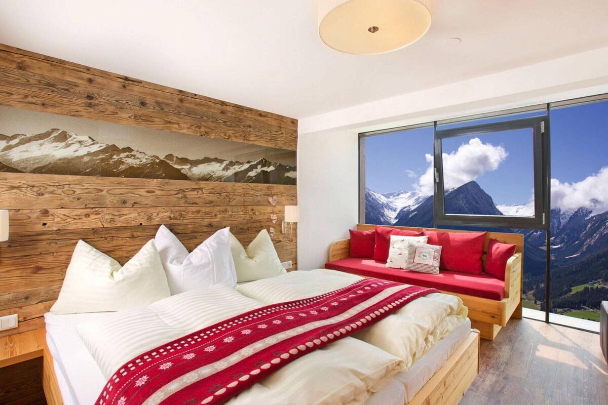 Deluxe Apartment, 3 Bedrooms | 12 bedrooms, individually furnished, bed sheets