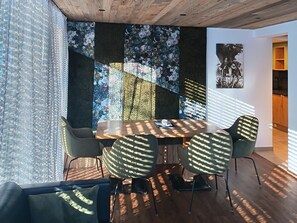 Elite Apartment, 2 Bedrooms | Dining - Apartment in Neukirchen With a Balcony (Neukirchen am Grossvenediger)