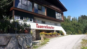 Exterior - Apartment in Neukirchen With a Balcony (Neukirchen am Grossvenediger)
