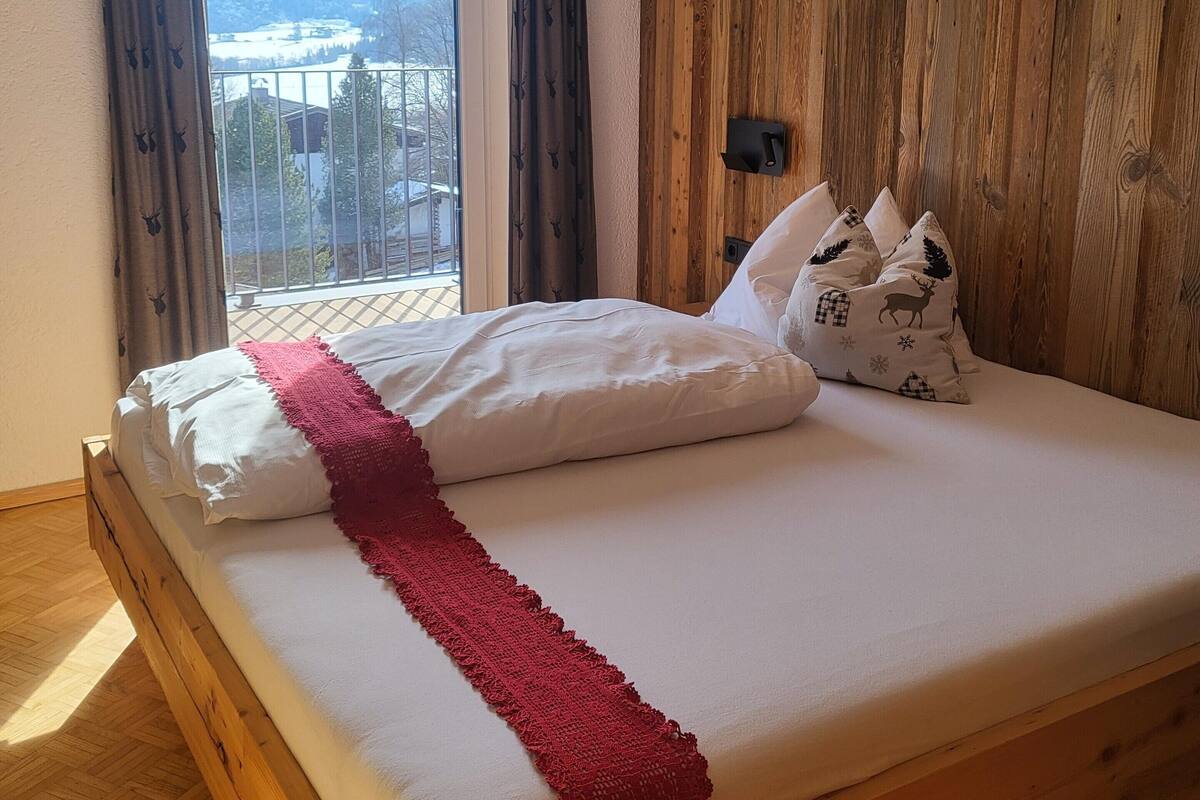 Classic Apartment, 4 Bedrooms | 12 bedrooms, individually furnished, bed sheets
