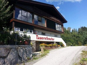 Exterior - Apartment in Neukirchen With a Balcony (Neukirchen am Grossvenediger)
